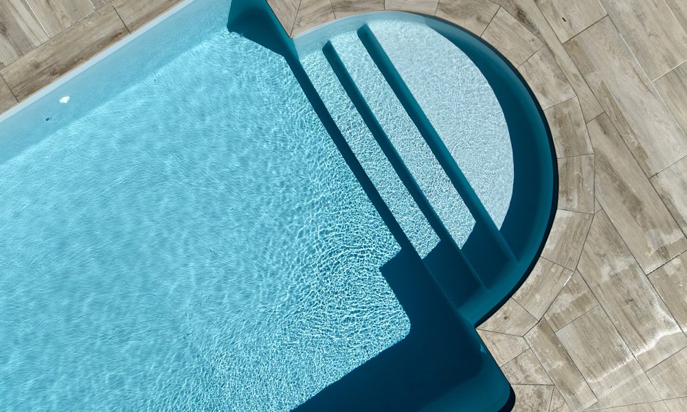 Piscine avec escalier roman et abri plat – Bonheur Piscines