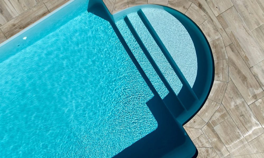 Piscine avec escalier roman et abri plat – Bonheur Piscines