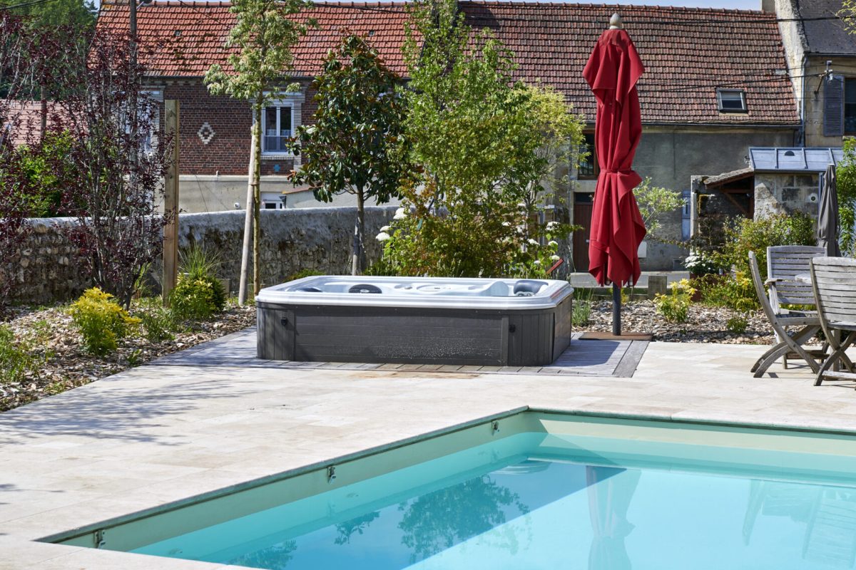 Piscine sable et travertin avec spa 3 places en accès direct – Hénocque Piscines et Spas