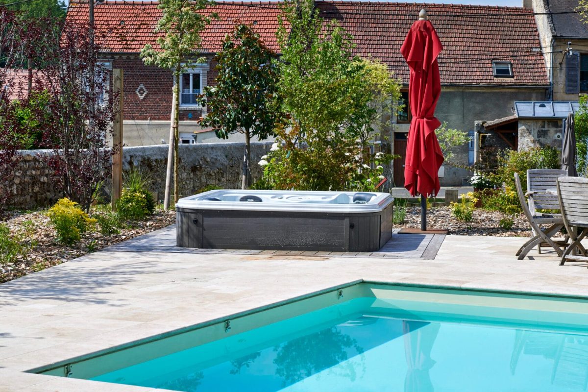 Piscine sable et travertin avec spa 3 places en accès direct – Hénocque Piscines et Spas