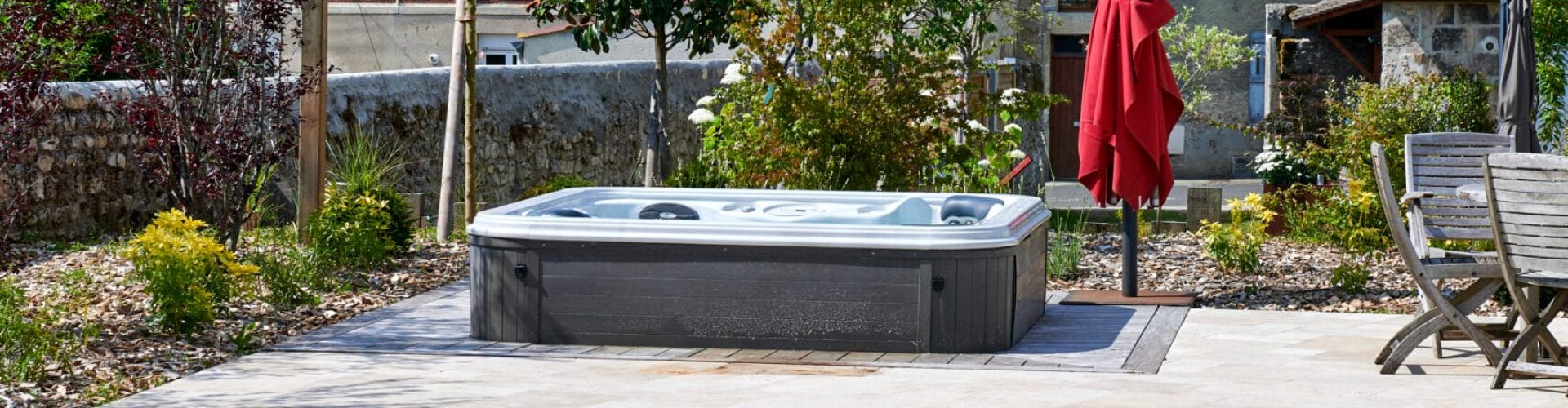 Piscine sable et travertin avec spa 3 places en accès direct – Hénocque Piscines et Spas